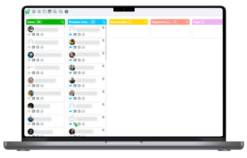 Notebook com o painel do CRM WhaScale aberto